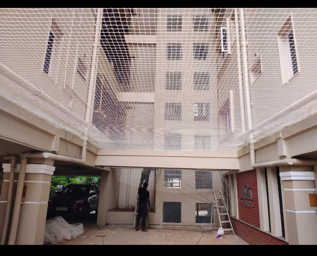 Duct and courtyard safety net installation